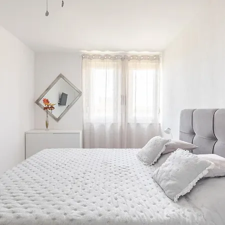 Cozy Near The And Center דירה *